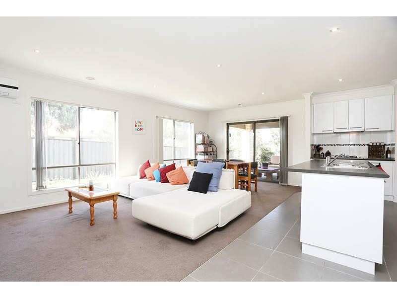 71 Charteris Dr, Craigieburn VIC 3064