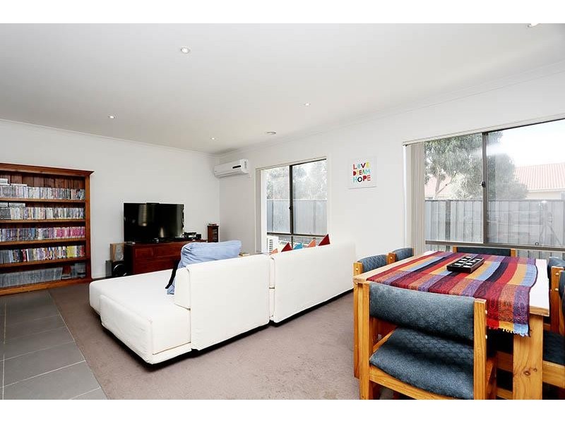 71 Charteris Dr, Craigieburn VIC 3064