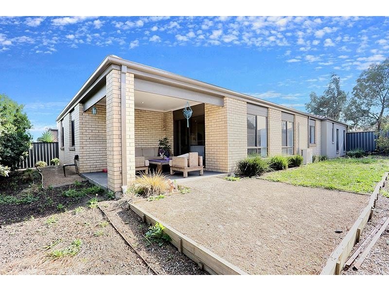 71 Charteris Dr, Craigieburn VIC 3064