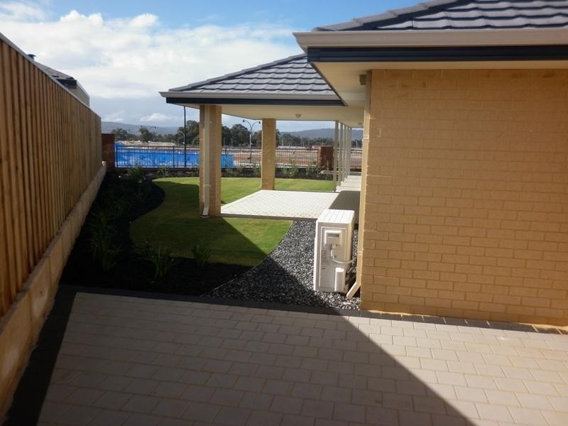 1 Pineroo Tce, Ellenbrook WA 6069