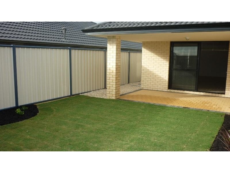 6 St Pierre  Loop, Meadow Springs WA 6210