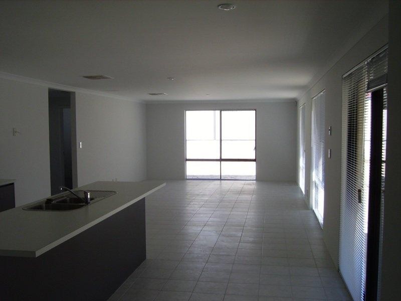 53 Shiralee Bend Bend, Carramar WA 6031