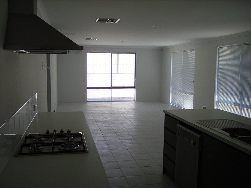 53 Shiralee Bend Bend, Carramar WA 6031