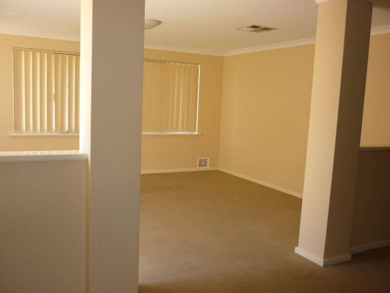 2 Felpham  Ct, Success WA 6164