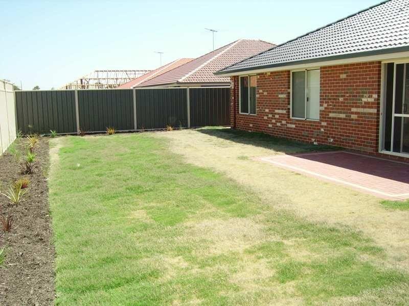 33 St John  Rd, Wattle Grove WA 6107