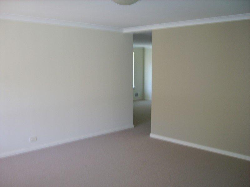 33 St John  Rd, Wattle Grove WA 6107