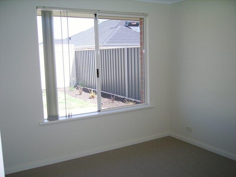 33 St John  Rd, Wattle Grove WA 6107