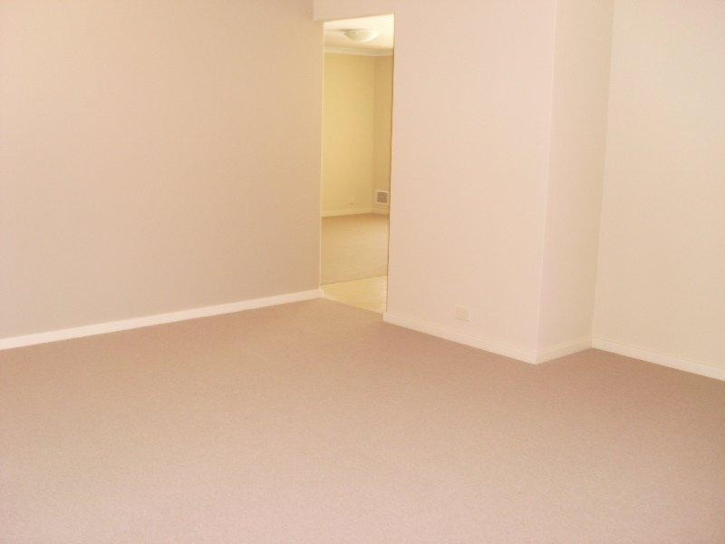 8 Karadong  St, Wattle Grove WA 6107