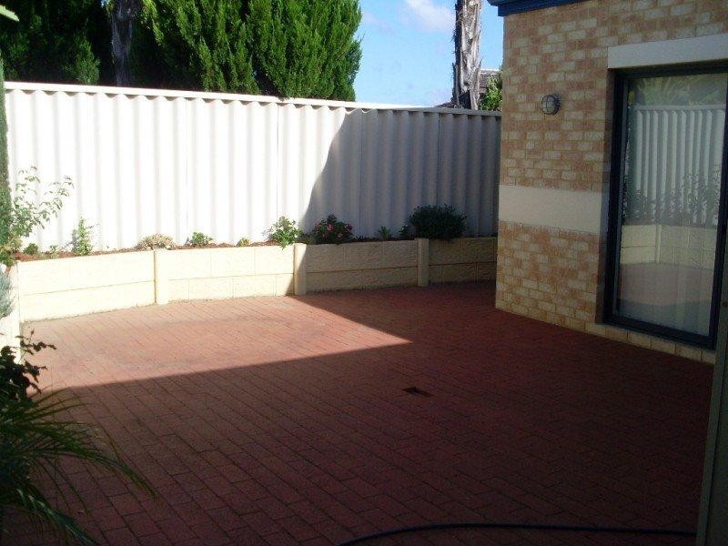 9/11 Chichester  Ave, Woodvale WA 6026