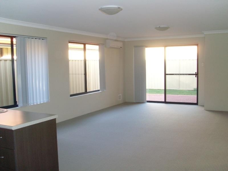 25 Jedburgh  Loop, Sinagra WA 6065