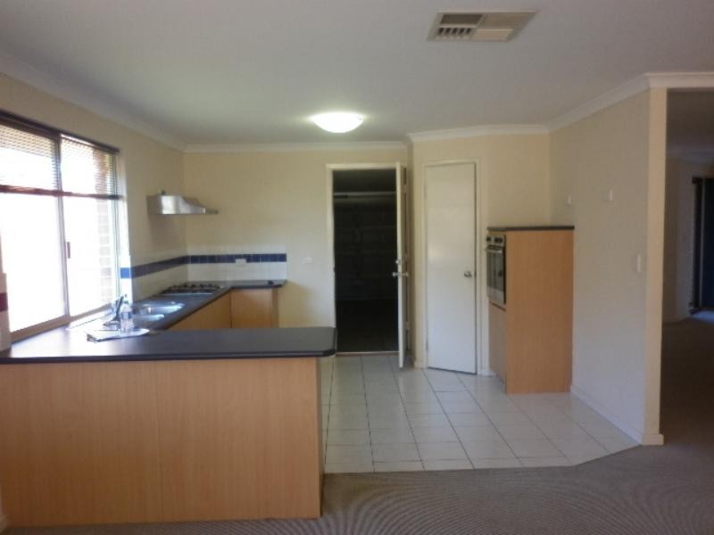 27 Figtree Dr, Canning Vale WA 6155