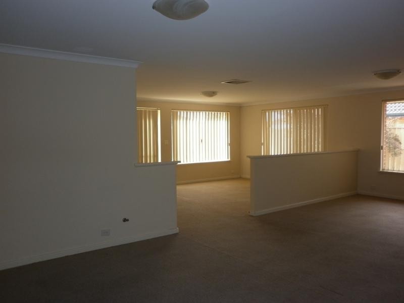 27 Figtree Dr, Canning Vale WA 6155