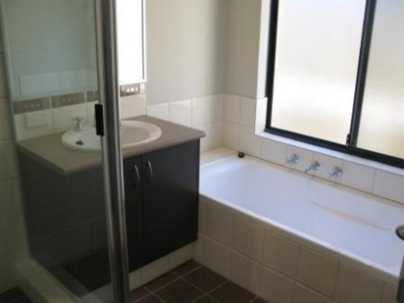 24 Jedburgh  Loop, Sinagra WA 6065