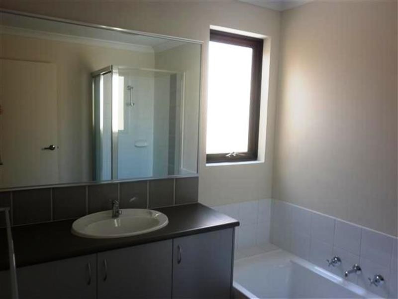 16 Diamond Gdns, Wellard WA 6170
