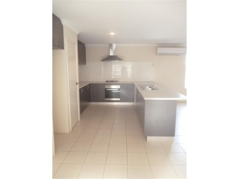 16 Diamond Gdns, Wellard WA 6170