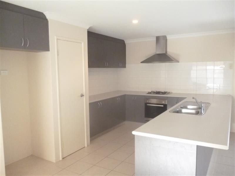 16 Diamond Gdns, Wellard WA 6170