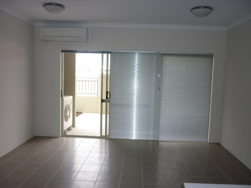 15/2 Villa Pass, Ellenbrook WA 6069