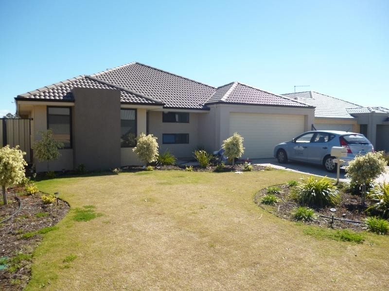 12 St Pierre  Loop, Meadow Springs WA 6210