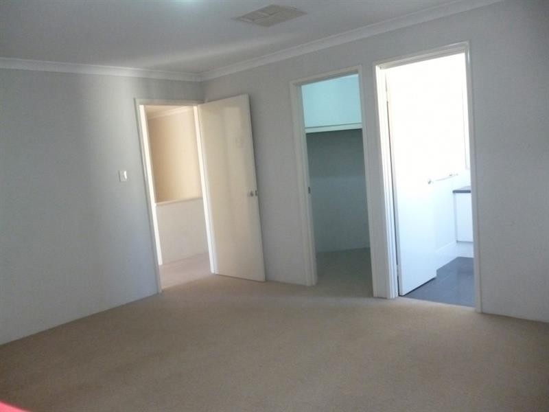 8 Marloo St, Wattle Grove WA 6107