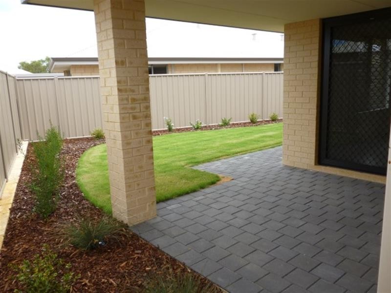 11 Rochdale Cir, Meadow Springs WA 6210