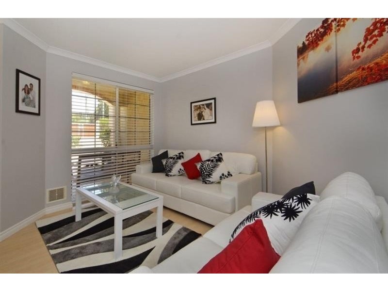 12 Wooloomooloo Rd, Greenmount WA 6056