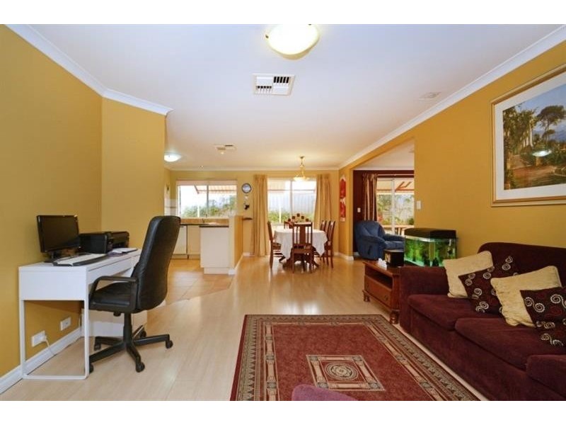 12 Wooloomooloo Rd, Greenmount WA 6056