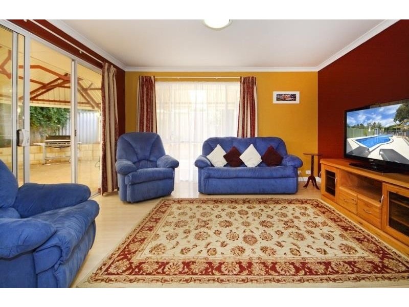 12 Wooloomooloo Rd, Greenmount WA 6056