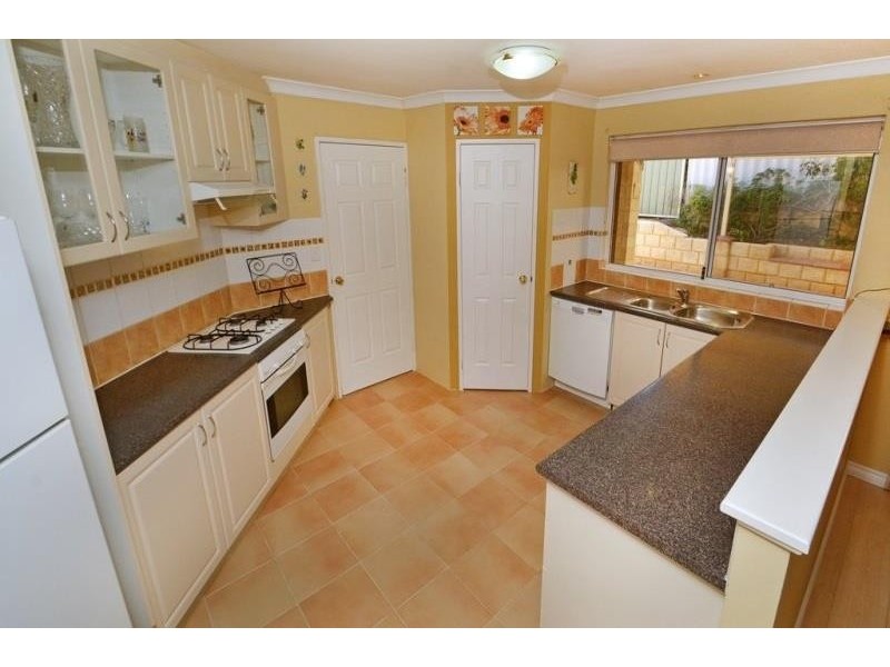 12 Wooloomooloo Rd, Greenmount WA 6056