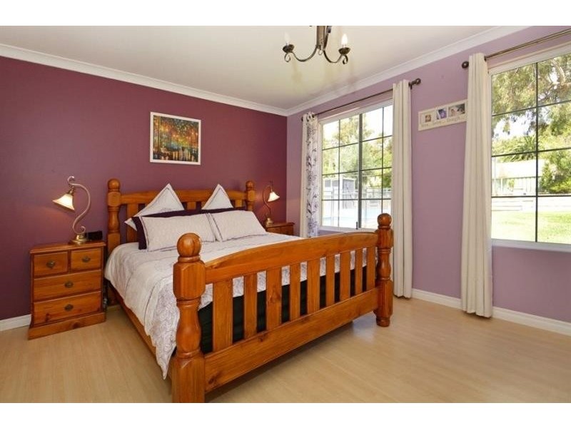 12 Wooloomooloo Rd, Greenmount WA 6056