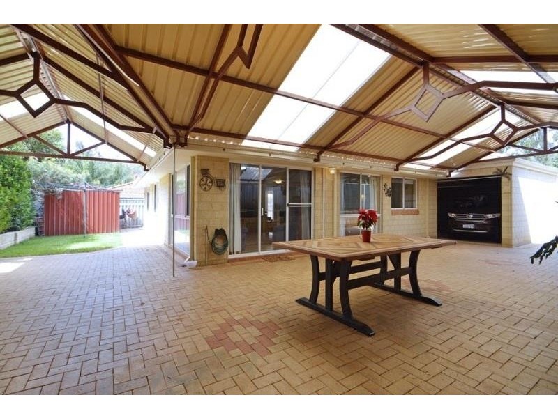 12 Wooloomooloo Rd, Greenmount WA 6056