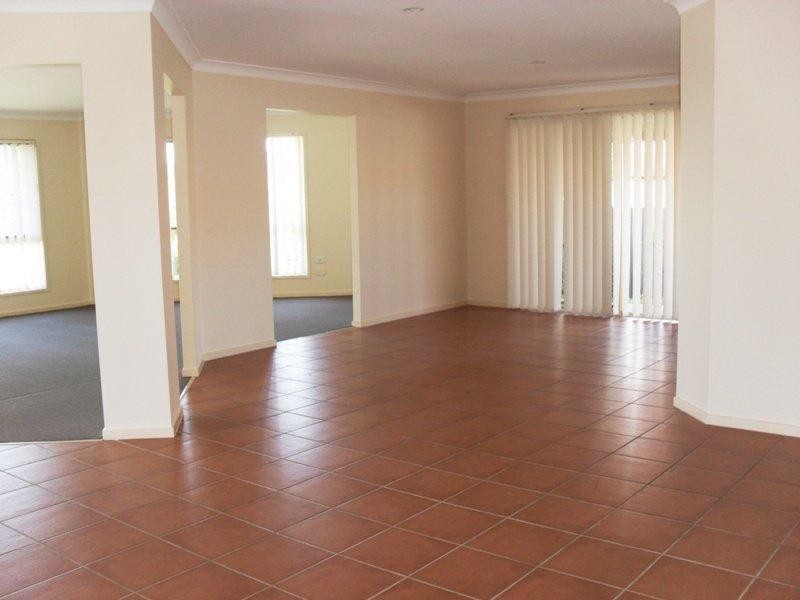 19 Buddy Holly Cl, Parkwood QLD 4214