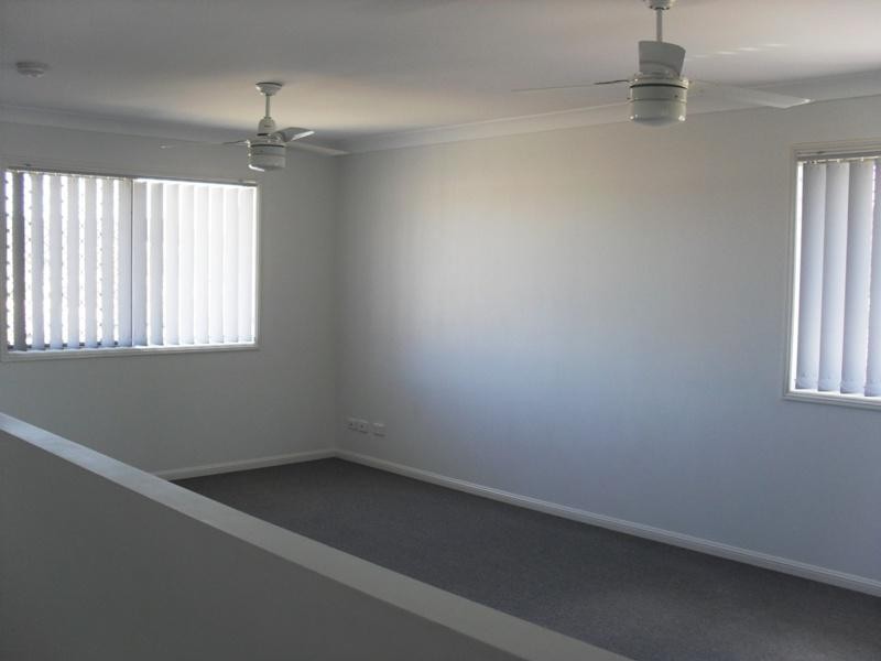 12 Wellers St, Pacific Pines QLD 4211