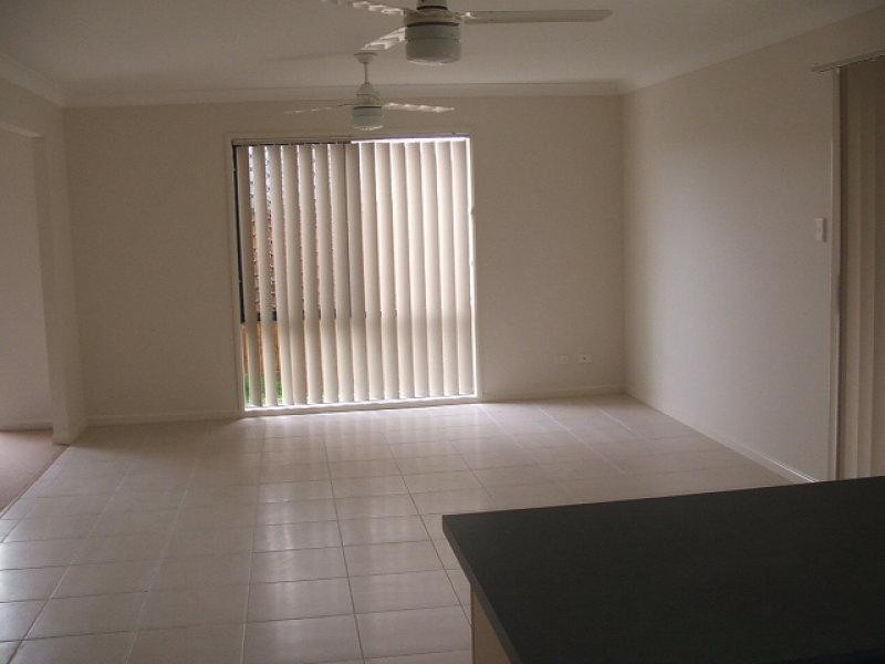 8 Wellers St, Pacific Pines QLD 4211