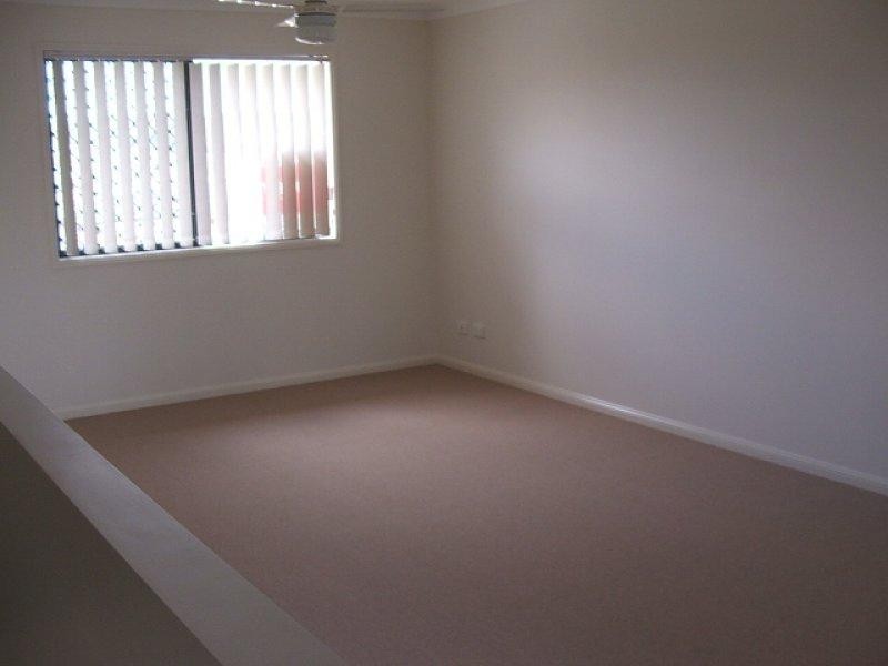 8 Wellers St, Pacific Pines QLD 4211