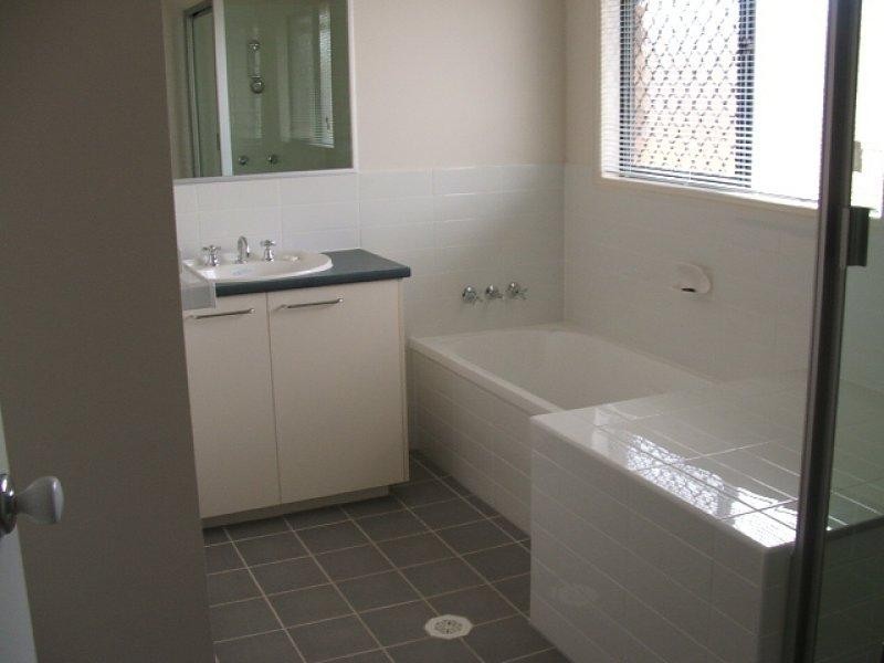 8 Wellers St, Pacific Pines QLD 4211