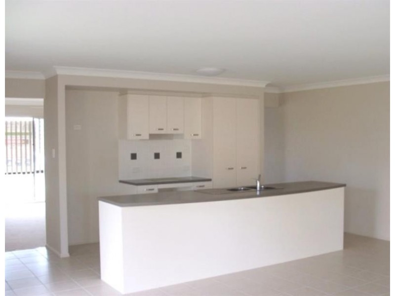8 Parrey Ct, Rothwell QLD 4022