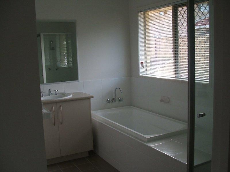 6 Peckham  Ct, Pacific Pines QLD 4211