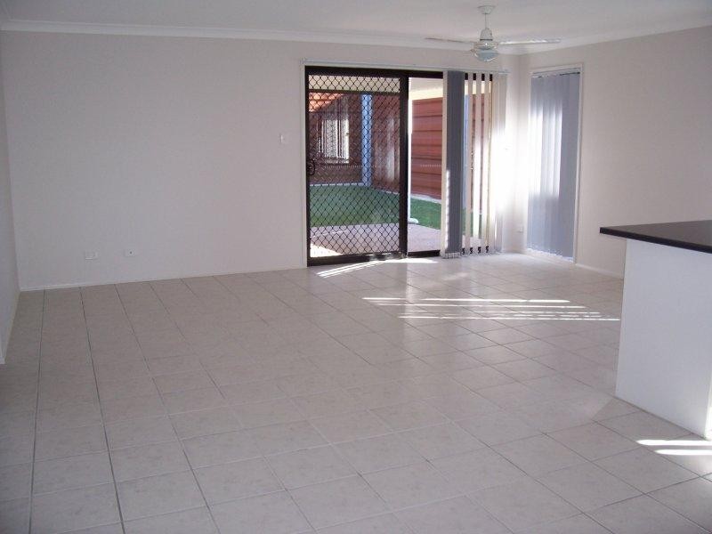 27 Juniper Street St, Heathwood QLD 4110