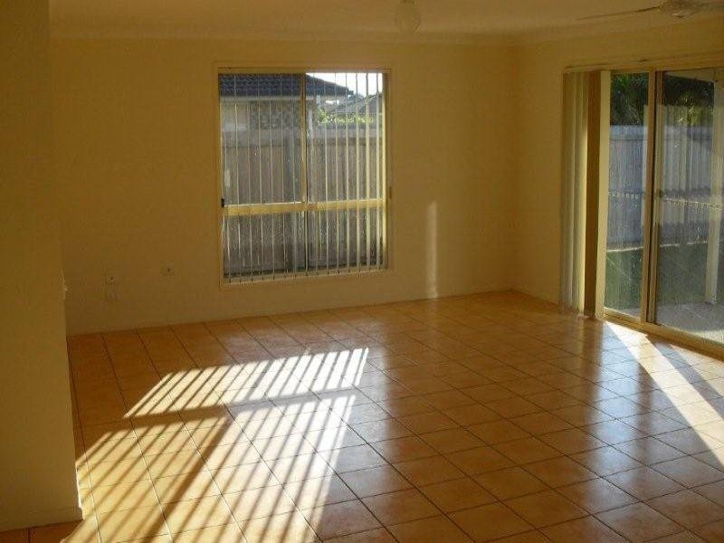 4 Walter St, Scarborough QLD 4020