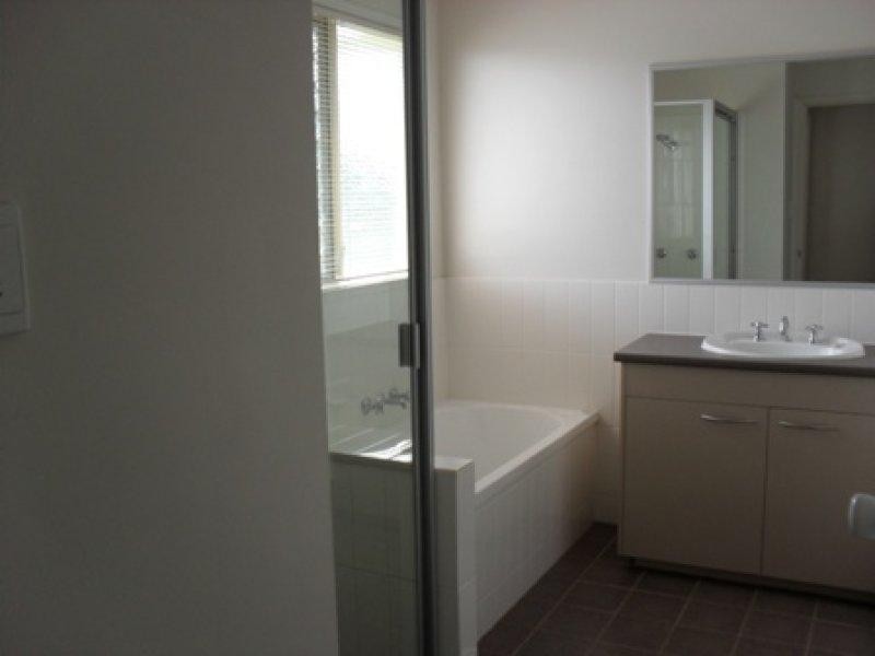 2 Arragan Ct, Pacific Pines QLD 4211