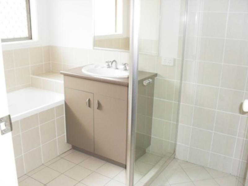 6 Inman Ct, Pacific Pines QLD 4211