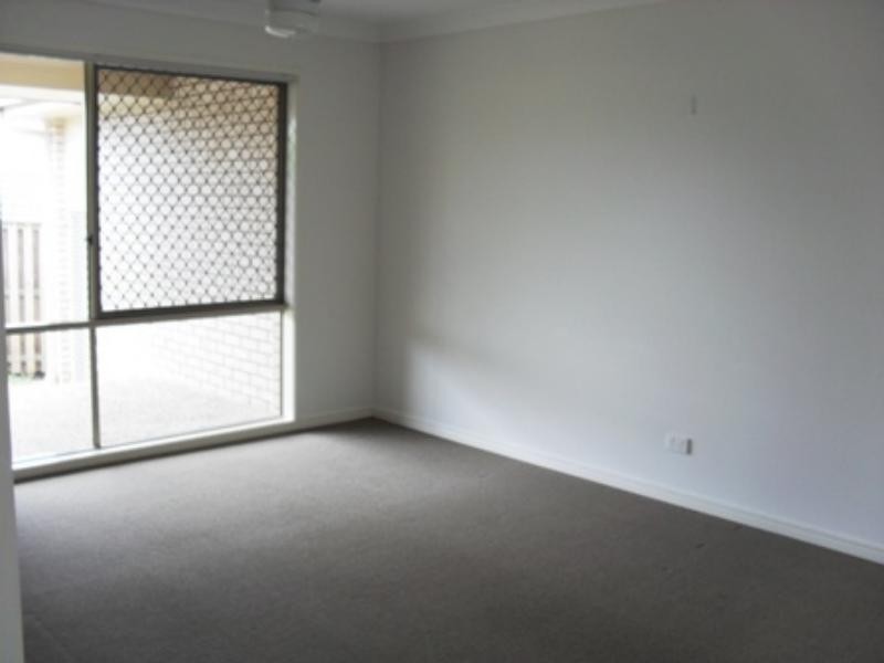 6 Inman Ct, Pacific Pines QLD 4211