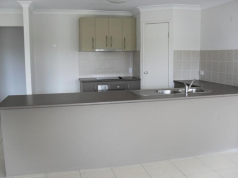 6 Inman Ct, Pacific Pines QLD 4211