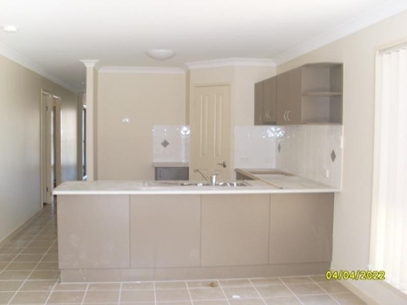 8 Barrington St, Springfield Lakes QLD 4300