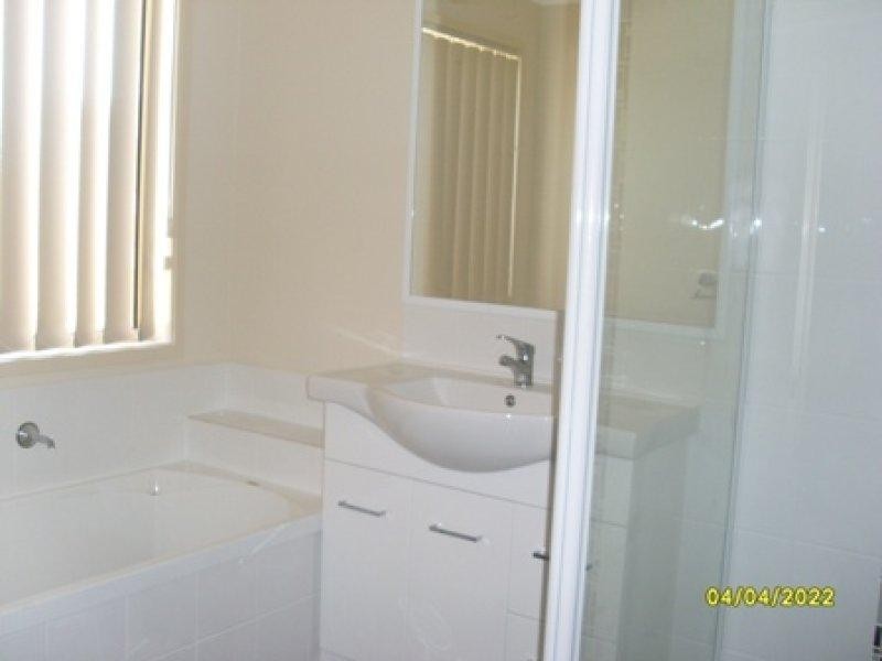 8 Barrington St, Springfield Lakes QLD 4300