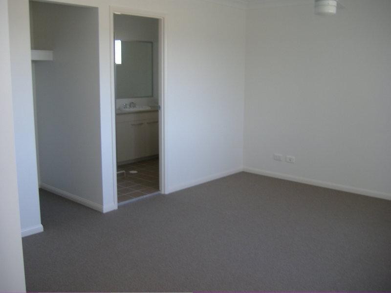 30 Wellers St, Pacific Pines QLD 4211