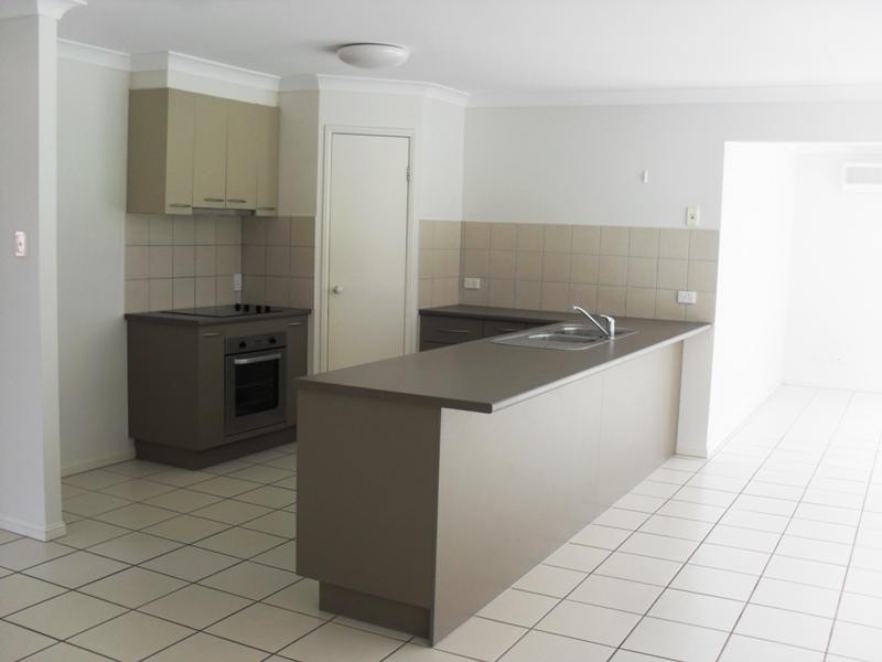 10 Ainsworth St, Pacific Pines QLD 4211