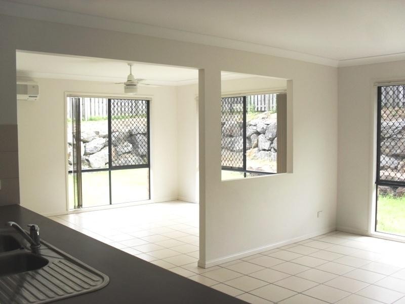 10 Ainsworth St, Pacific Pines QLD 4211