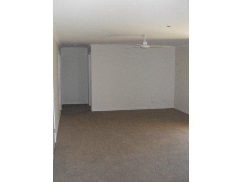 8 Broadleaf Pl, Ningi QLD 4511