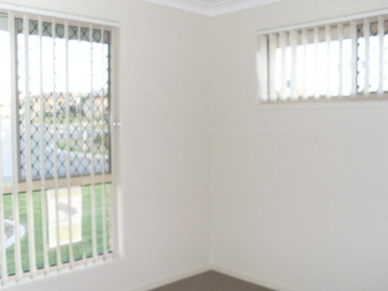 1 Sandpiper Cct, Eagleby QLD 4207